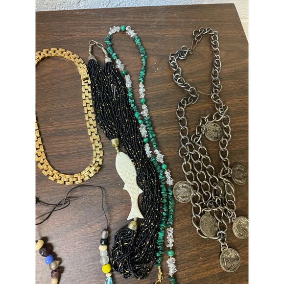 Box of vintage costume jewelry lot - Picture 14 of 15